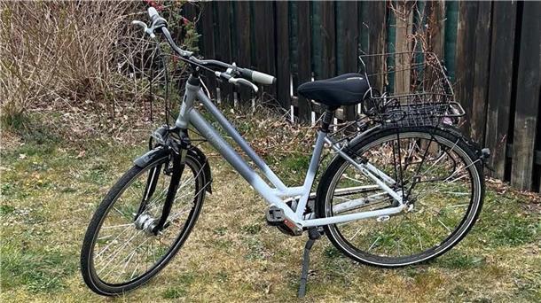 Ein Fahrrad vom Typ Lifestyle City der Marke Curtis mit schwarzem Korb.