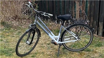 Ein Fahrrad vom Typ Lifestyle City der Marke Curtis mit schwarzem Korb.