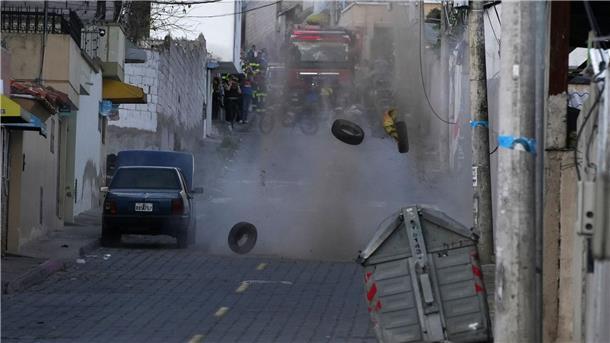 Ecuador: 178 Justizvollzugsbeamte als Geiseln festgehalten Die Polizei führt eine kontrollierte Explosion eines verdächtigen Fahrzeugs durch, das einen Häuserblock vom Gefängnis El Inca entfernt geparkt ist.