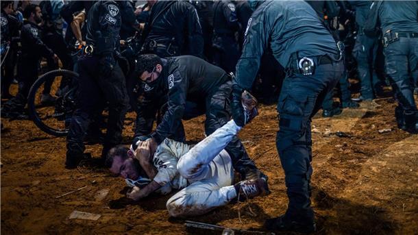 Die Polizei geht massiv gegen die Demonstranten vor. Hier eine Festnahme in Tel Aviv.