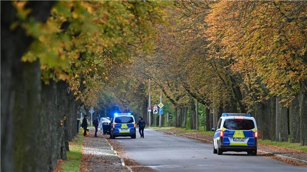 Wie Schleuser Migranten nach Deutschland bringen Die Polizei greift am Straßenrand unerlaubt eingereiste Migranten nahe der deutsch-polnischen Grenze auf.