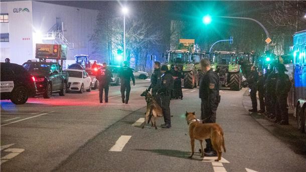Bauernproteste am Freitag: Wurster Straße seit 1.20 Uhr wieder frei für den Verkehr Die Polizei hat auch Hunde mitgebracht. Die Fronten scheinen verhärtet zu sein.