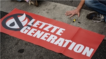 Die Polizei hat bundesweit Objekte von Mitgliedern der „Letzten Generation“ durchsucht.