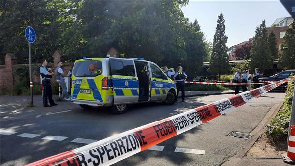 Schüsse in Köln: Mord im Rockermilieu? Die Polizei hat den Bereich des Schusswechsels abgesperrt.