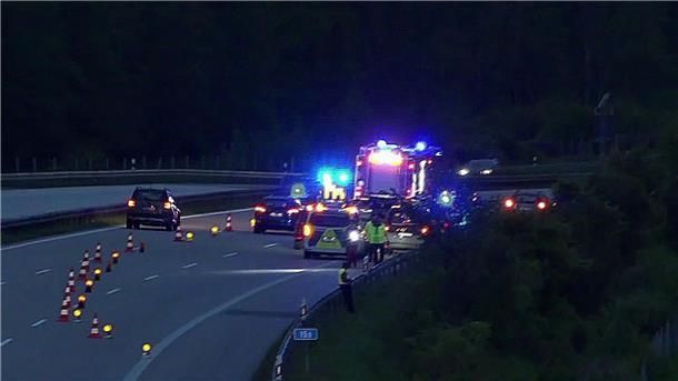 Verdacht eines Tötungsdelikts nach Fund auf A9 Die Polizei hat den Fundort für kriminaltechnische Untersuchungen abgesperrt.