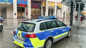 Die Polizei hat die Altmarktgalerie in Dresden nach einer Geiselnahme abgesperrt.