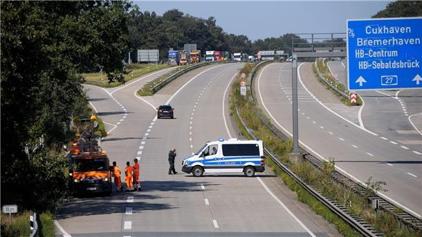 Autobahn 27 für Demonstration gesperrt - Kritik am Gericht Die Polizei hat die Autobahn 27 zwischen den Anschlussstellen Bremer Kreuz und Achim Nord für mehr als eine Stunde in beide Richtungen gesperrt. Grund war eine Protestaktin von Aktivisten, die sich von einer Brücke über der A27 abseilten, um Plakate anzubringen.