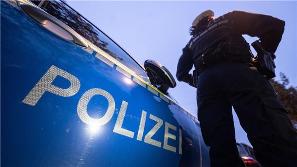Die Polizei hat eine schwer verletzte Frau in einem Haus gefunden. (Symbolbild)