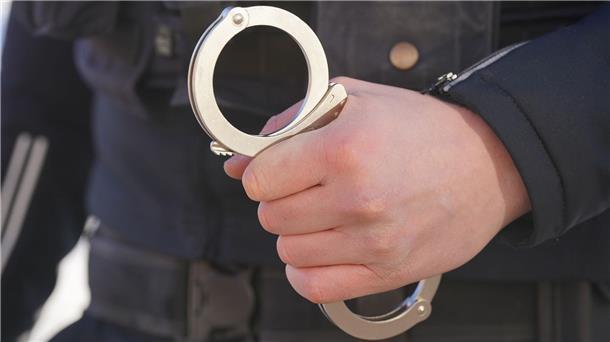 Die Polizei hat einen verdächtigen Nachbarn festgenommen. (Symbolbild)