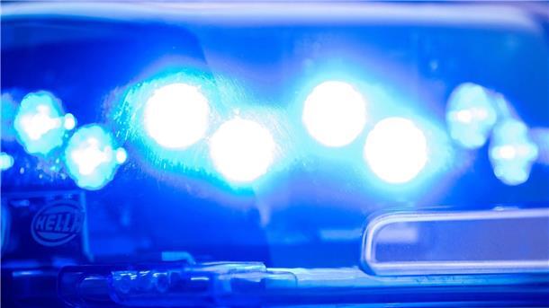 Polizei stoppt liebestolles Pärchen Die Polizei hat im Allgäu ein liebestolles Pärchen auf einem Sportplatz aufgegriffen.