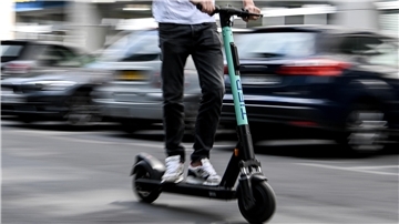 Die Polizei hat in Zeven einen Mann aus dem Verkehr gezogen, der keinen Versicherungsschutz für seinen E-Roller vorweisen konnte.