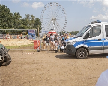 Polizeiwagen vor Riesenrad beim Deichbrand-Festival