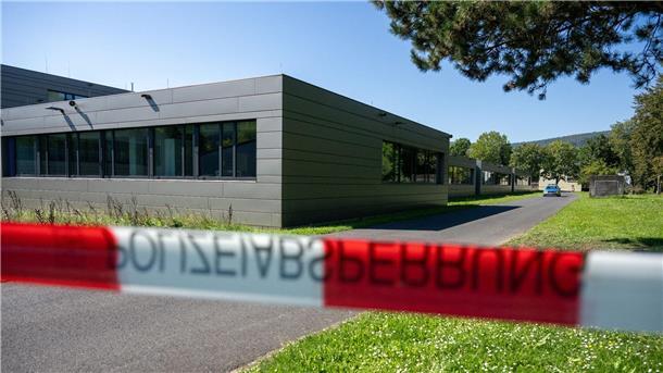 Die Polizei hatte am Freitagnachmittag in einer kleinen Grünanlage neben dem Schulzentrum den leblosen 14 Jahre alten Jugendlichen gefunden.