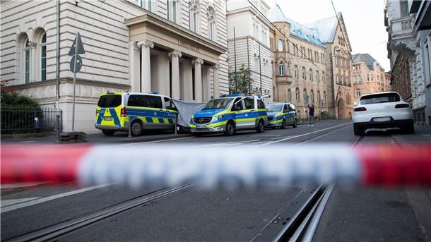 Urteil zu abgetrenntem Kopf vor Gericht von BGH bestätigt Die Polizei hatte den Bereich vor dem Bonner Landgericht nach Fund des abgetrennten Kopfes abgesperrt.