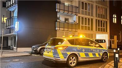 Die Polizei im Einsatz in einem Haus in Duisburg.