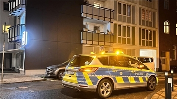 Die Polizei im Einsatz in einem Haus in Duisburg.