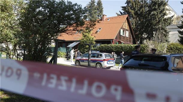 Die Polizei im Einsatz: In Graz ist mutmaßlich eine Frau getötet worden und ein unbeteiligter Autofahrer ums Leben gekommen.