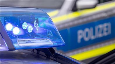 Ein Blaulicht auf dem Dach eines Polizeifahrzeugs.