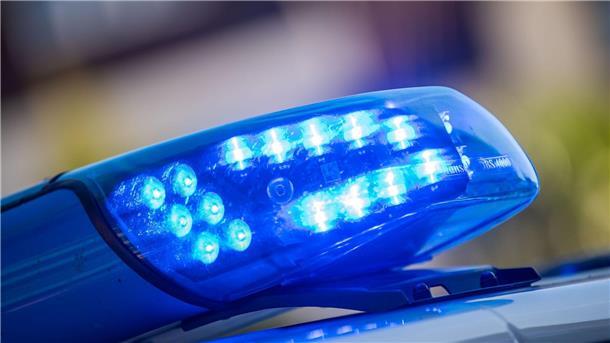 Elfjährige überfährt mit Auto Mutter von Freundin Die Polizei in Schwaben berichtet von einem Unfall, bei dem eine Elfjährige die Mutter ihrer Freundin überfahren hat.