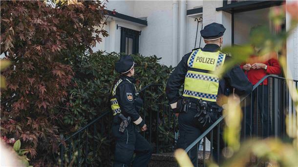 Die Polizei informierte bei der Präventionsaktion „Gemeinsam Wachsam"  Bürgerinnen und Bürger in Bremerhaven über Einbruchschutz.