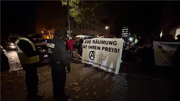 Polizeieinsatz wegen Räumung in Berlin beendet Die Polizei ist im Einsatz bei einem Protest in Berlin-Mitte gegen die Räumung von teilweise besetzten Häusern.