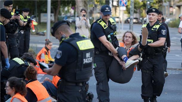 Erneut Straßenblockaden von Klimademonstranten in Berlin Die Polizei ist mit 500 Beamten im Einsatz. Hier werden Aktivisten der Letzten Generation vom Mehringdamm in Berlin weggetragen.