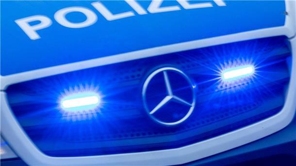 Die Polizei ist mit Blaulicht im Einsatz.