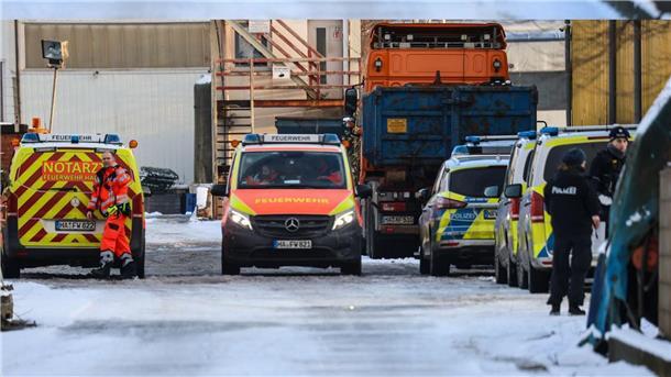 Schüsse in Hagen - Ein Toter, zwei Verletzte Die Polizei ist mit einem größeren Aufgebot vor Ort.