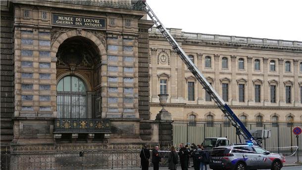 Louvre-Einbrecher stehlen Beute von „historischem Wert“ Die Polizei ist vor Ort.