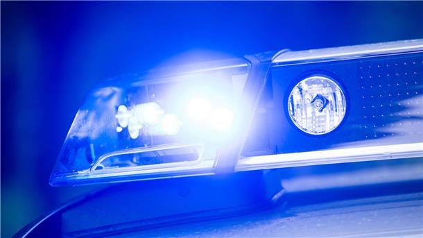 Die Polizei kann die Situation durch ein großes Aufgebot an Einsatzkräften deeskalieren (Symbolbild).