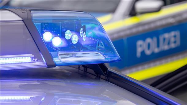 Räuber stiehlt Handy und Zigaretten - Polizei kann ihn stellen Ein Blaulicht auf dem Dach eines Polizeifahrzeugs.