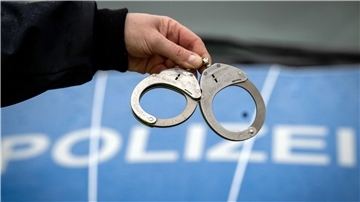 Die Polizei konnte zwei mutmaßliche Autoknacker vorläufig festnehmen und fertigte Strafanzeigen.