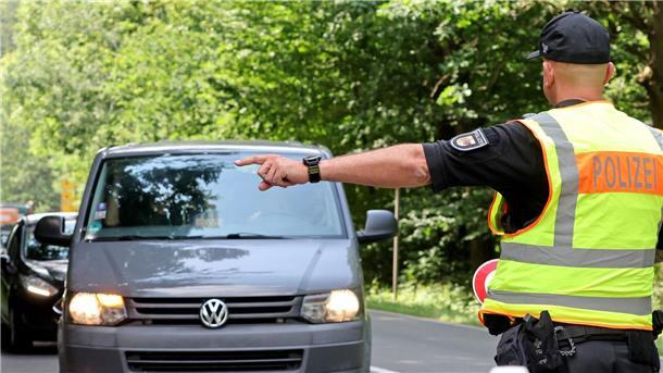 Fusion-Festival warnt vor Ecstasy-Pille „Blue Punisher“ Die Polizei kontrolliert auf einer Zufahrtsstraße zum Fusion-Festival anreisende Gäste.