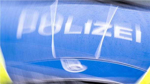 Die Polizei muss bei einem Streit mit einem Verletzten in einem Schwimmbad eingreifen. (Symbolbild)