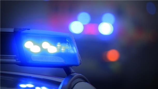 Schlafender Mann wird von Güterzug überfahren Die Polizei muss die Bahnstrecke nach dem Unfall für mehrere Stunden sperren. (Archivfoto)