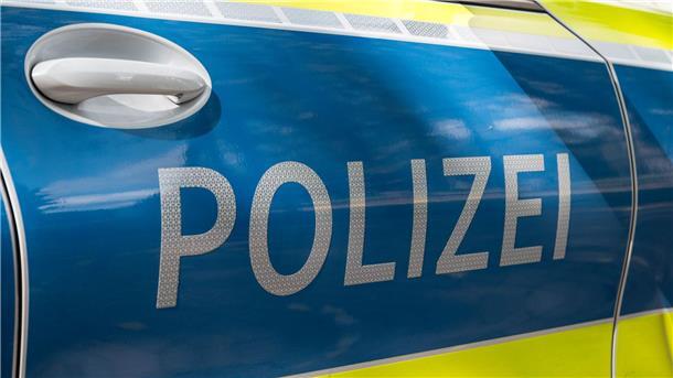 Die Polizei prüft nach einem Unfall an einer Kreuzung in Langenhagen nun die genaue Ampelschaltung und sucht nach Zeugen. (Symbolbild)
