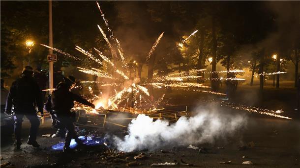 Frankreich: Regierung erlässt Beschränkungen nach Krawallen Die Polizei räumt eine Straße im Pariser Vorort Nanterre.
