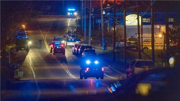 Schütze tötet 18 Menschen im US-Staat Maine Die Polizei rückt in Lewiston, Maine, an.