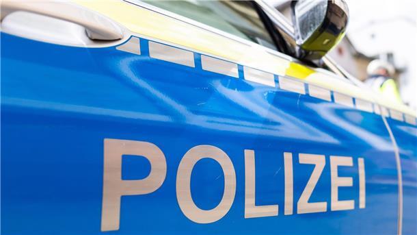 Das Foto zeigt die Beifahrertür eines Polizeiautos. Symbolbild für einen Fall von Sachbeschädigung in Nordenham-Einswarden.