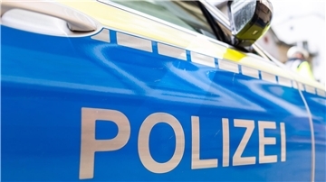 Das Foto zeigt die Beifahrertür eines Polizeiautos. Symbolbild für einen Fall von Sachbeschädigung in Nordenham-Einswarden.
