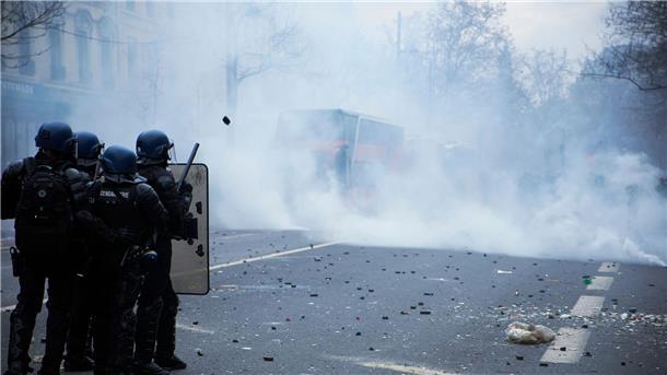Die Polizei setzt in Paris Tränengas gegen Demonstranten ein.