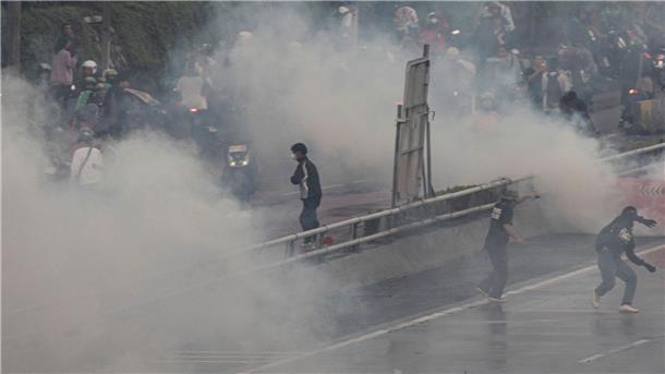 Indonesien: Massenproteste gegen Luxus-Zulagen für Politiker Die Polizei setzte auch Tränengas ein.