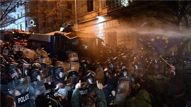 Georgien zieht geplantes „Agenten“-Gesetz zurück Die Polizei setzte bei den Protesten auch Wasserwerfer und Tränengas ein.
