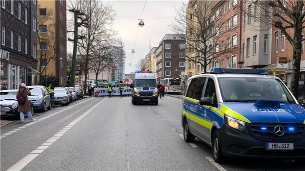 Warnstreiks: Demonstranten ziehen durch Bremerhaven Die Polizei sichert den Weg für den Demonstrationszug.