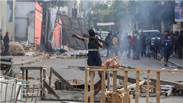 Die Polizei sichert eine Straßensperre in Port-au-Prince, die von Demonstranten errichtet wurde.