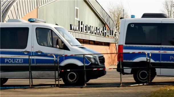 Hunderte demonstrieren gegen AfD-Parteitag im Heidekreis Die Polizei sicherte die Veranstaltung mit einem Großaufgebot ab.