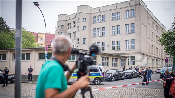 Die Polizei sicherte großflächig um die Schule das Gelände ab.