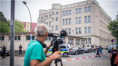 Die Polizei sicherte großflächig um die Schule das Gelände ab.