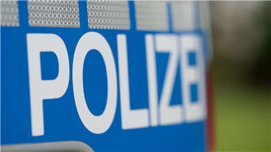 Die Polizei Sittensen (Symbolbild) sucht nach frechen Taschendieben, die eine 67-jährige Frau in einem Discounter bestohlen haben. 