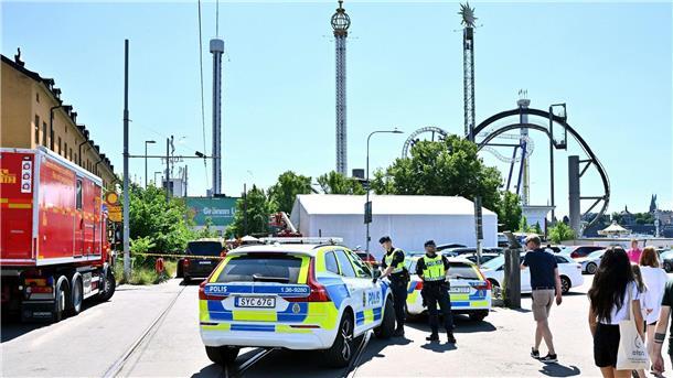Achterbahn entgleist: Ein Toter und neun Verletzte Die Polizei sperrt den Vergnügungspark „Gröna Lund“ nach dem Unfall ab.
